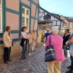 Gruppe vor altem Haus