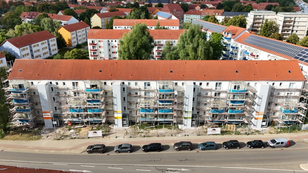 Wohnblock mit Gerüst