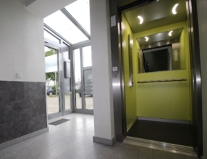 ein offener Aufzug im Hausflur