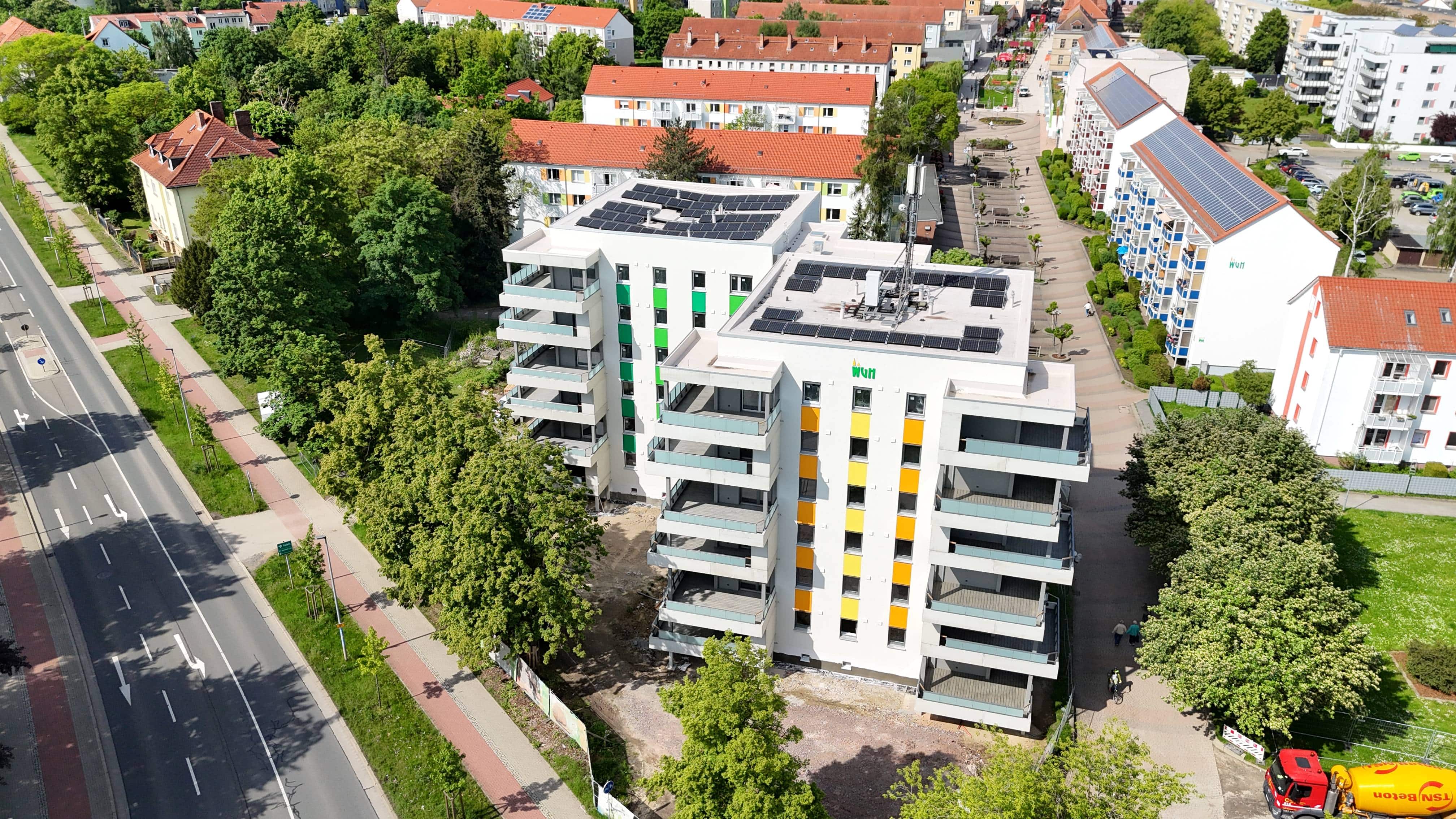 Eingangsbereich und Außenanlagen