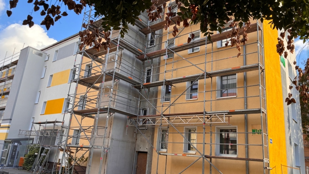Baufortschritt bei der Modernisierung der Wohngebäude Gerhart-Hauptmann-Straße 76–78 und 79–81 in Halberstadt mit neuen Personenaufzügen und Fassadensanierung.