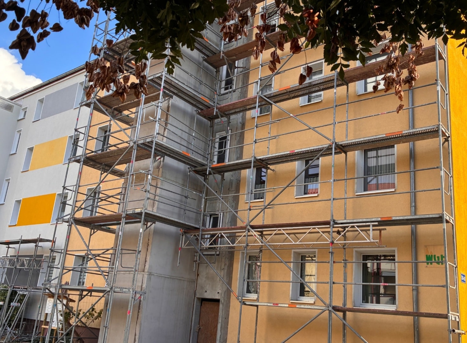 Modernisierung der Wohngebäude Gerhart-Hauptmann-Straße 76–78 und 79–81 in Halberstadt mit neuen Personenaufzügen und Fassadensanierung
